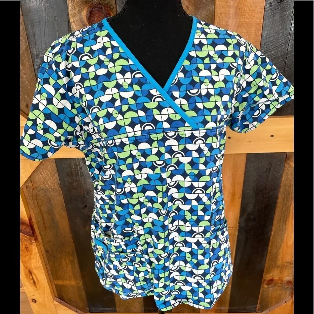 WonderWink patterned v neck scrub top, size M.